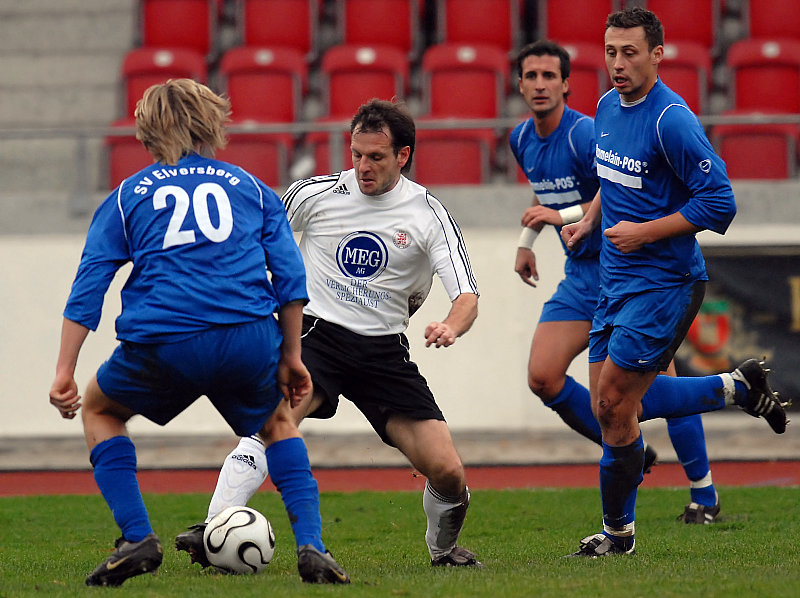 Mirco Dickhaut (mi.) gegen  Denny Herzig (re.), Cüneyt Kocabicak und  Dubravko Kolinger (re.)