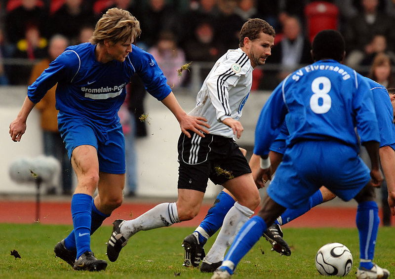 Kampf um den Ball Denny Herzig (li.) Marc Arnold und  Abdul Iyodo