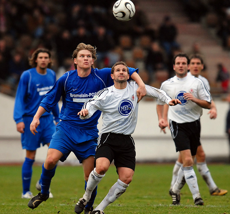 Zweikampf Marc Arnold gegen Denny Herzig (li.)