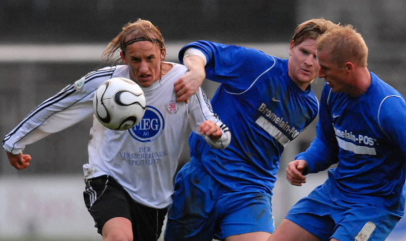 Kampf um den Ball: Daniel Beyer,  Denny Herzig und  Timo Böttjer (v.li.)