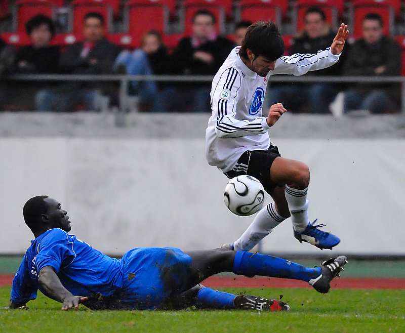 Lamine Cissé am Boden gegen Murat Turhan