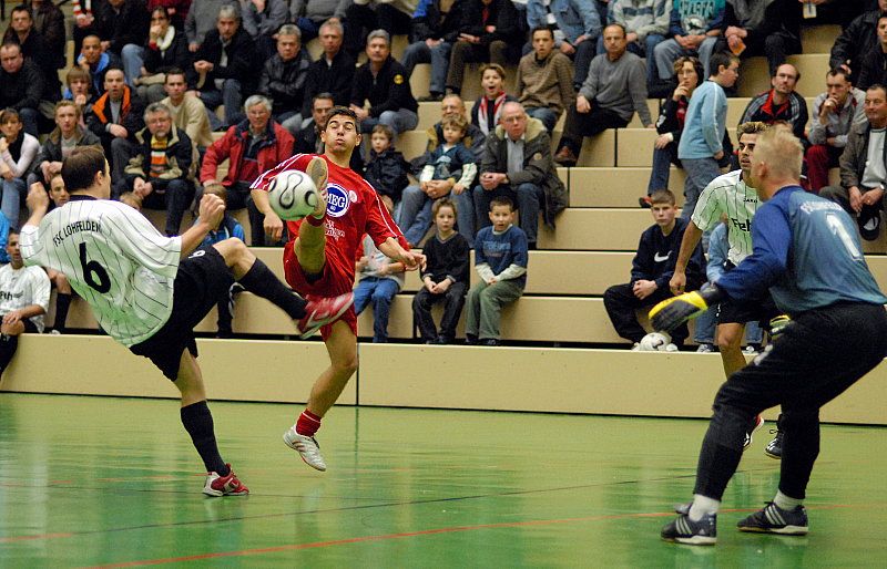 Hallenfußball, Aueparkhalle, Kampf um den Martin Wagner (Mitte)