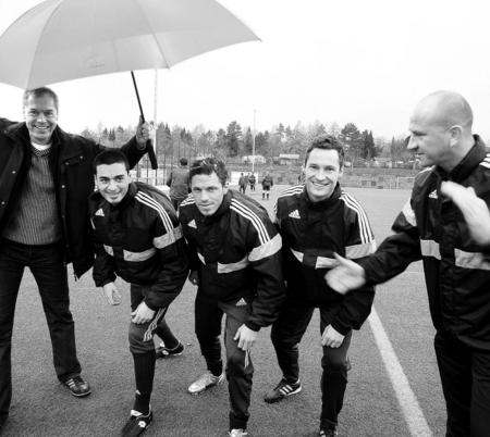 Gruppenbild mit drei Neuen: Von links: KSV-Vorstandsmitglied Jochen Gabriel, Bulut Aksoy, Denis Berger, Michael Kümmerle und Trainer Matthias Hamann.