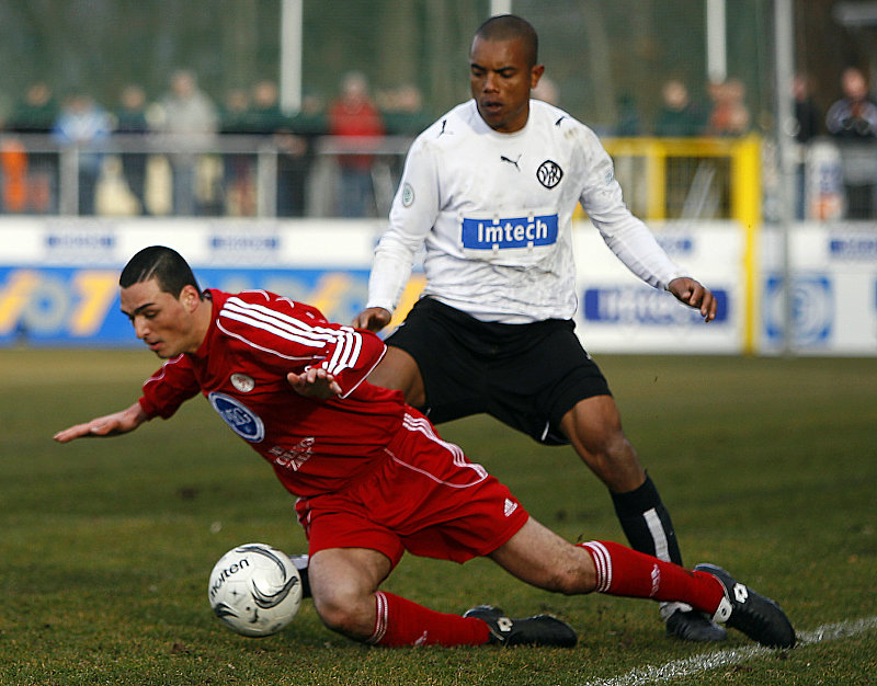 KSV Neuzugang Bulut Aksoy (vorne) im Zweikampf gegen Aalens Cassio Da Silva (hinten)