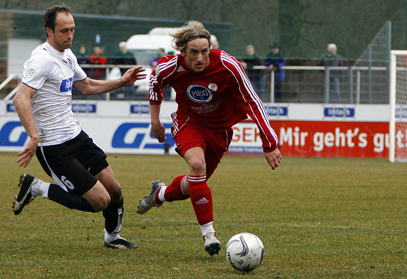 Zweikampf von Aalens Michael Stickel (links) gegen Daniel Beyer