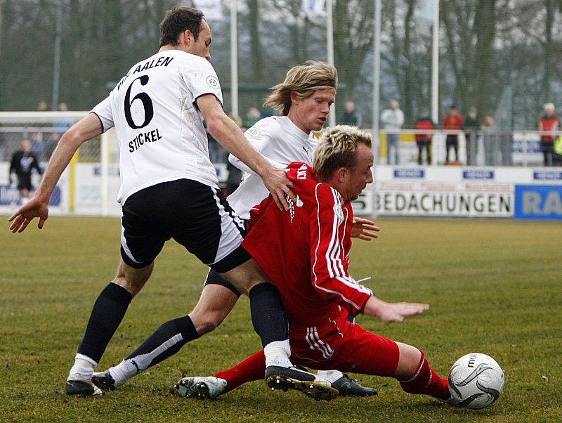 Kampf um den Ball gegen Aalens Michael Stickel (li.) und René Okle gegen Sebastian Wojcik (vorne)