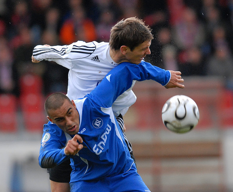 Kopfballduell zwischen Thorsten Schönewolf (oben) und Halut Türkeri