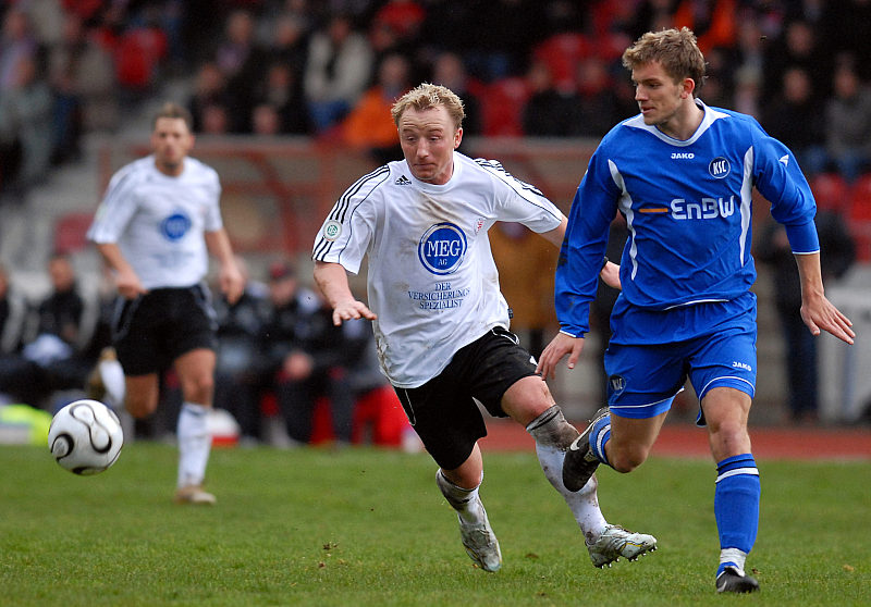 Kampf um den Ball Sebastian Wojcik gegen Benjamin Barg (re.)