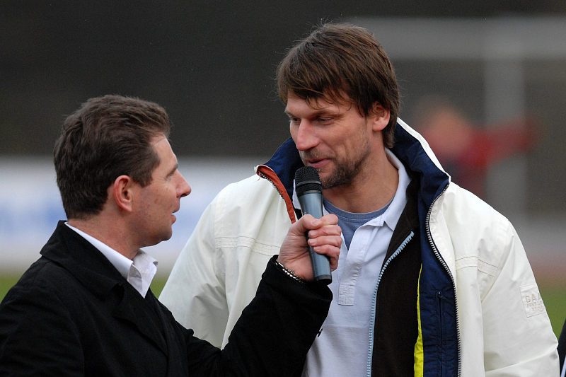 Herbert Pumann im Gespräch mit den Gästen der MT Melsungen Trainer Robert Hedin (re.)