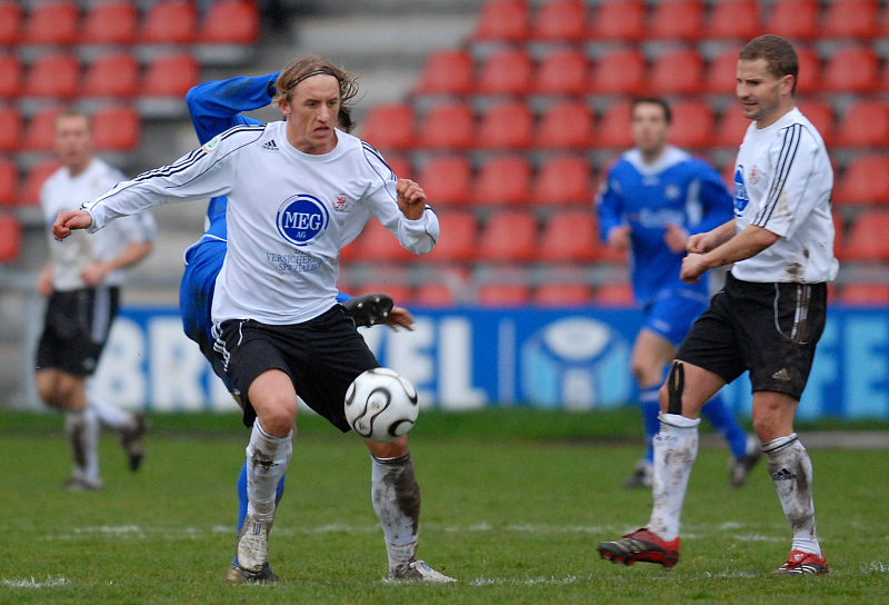 Daniel Beyer am Ball und Marc Arnold (re.)