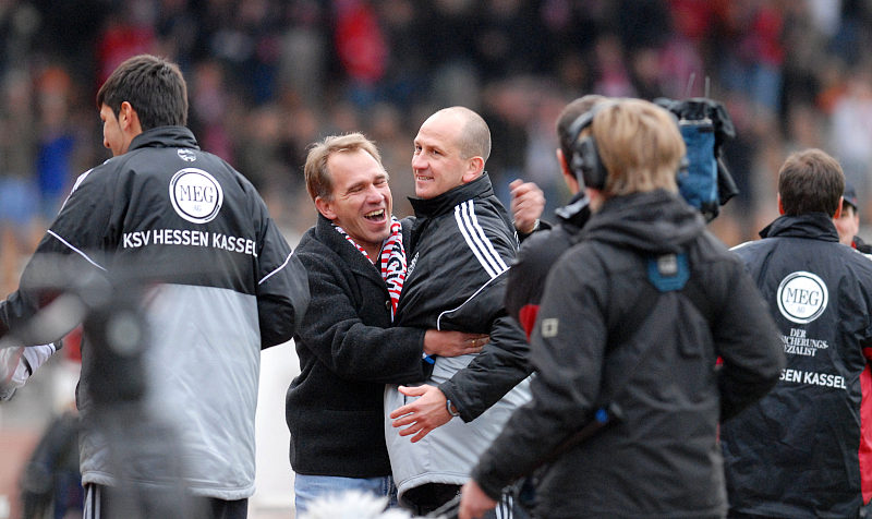 Freuen sich über die 3 Punkte, Jens Rose und Trainer Matthias Hamann (re.)