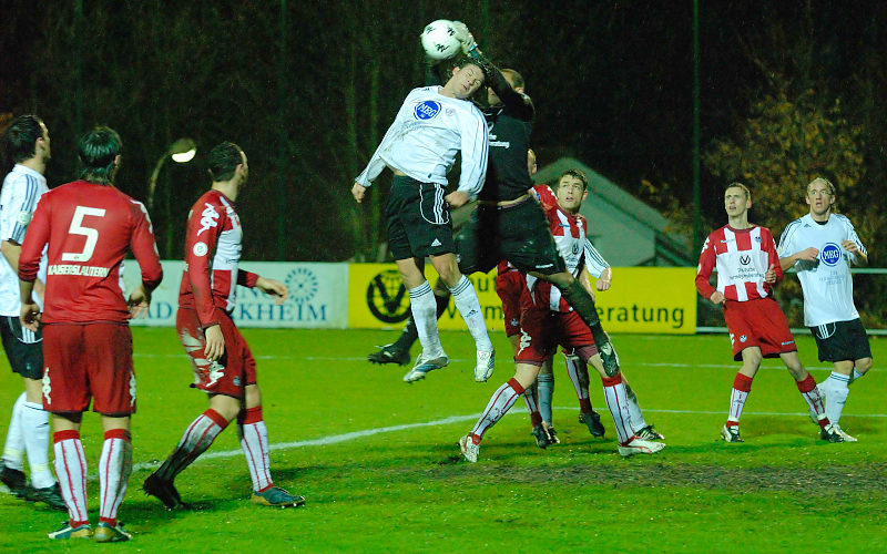 FCK Torhüter Robles setzt sich gegen Mario Klinger durch