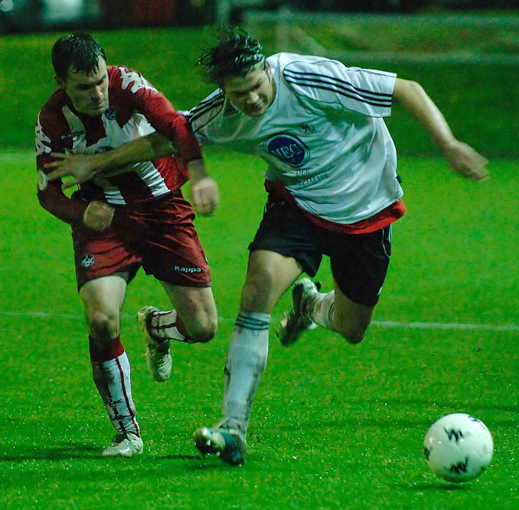 Mario Klinger (rechts) im Zweikampf