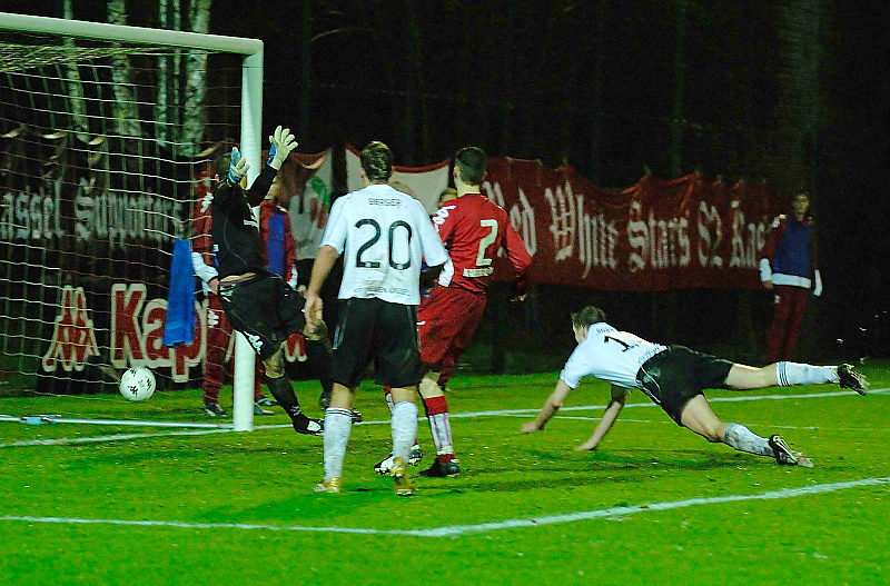 Mit einem Flugkopfball erzielt Thorsten Bauer (rechts) das 0:1 Siegtor