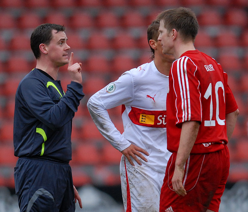 Bauer gegen Bauer: Schiedsrichter Torsten Bauer und KSV Torjäger Thorsten Bauer (rechts)