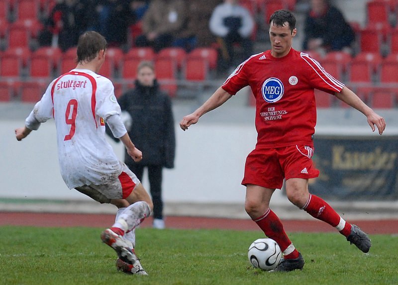 Michael Kümmerle (rechts) gegen VFB II Mann Manuel Fischer