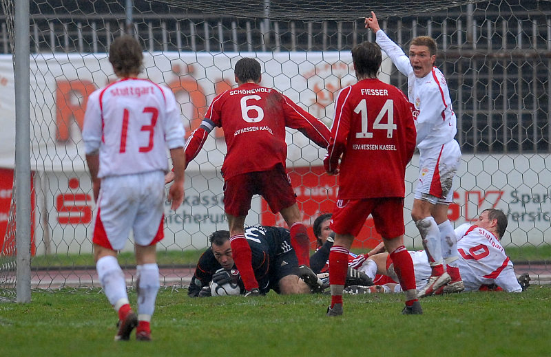 Gefahr im Kasseler Strafraum, KSV Keeper Oliver Adler hat den Ball unter Kontrolle