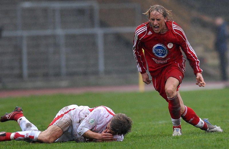 Daniel Beyer (rechts) erkundigt sich nach dem Wohlergehen seines Gegenspielers Martin Dausch (VFB II)