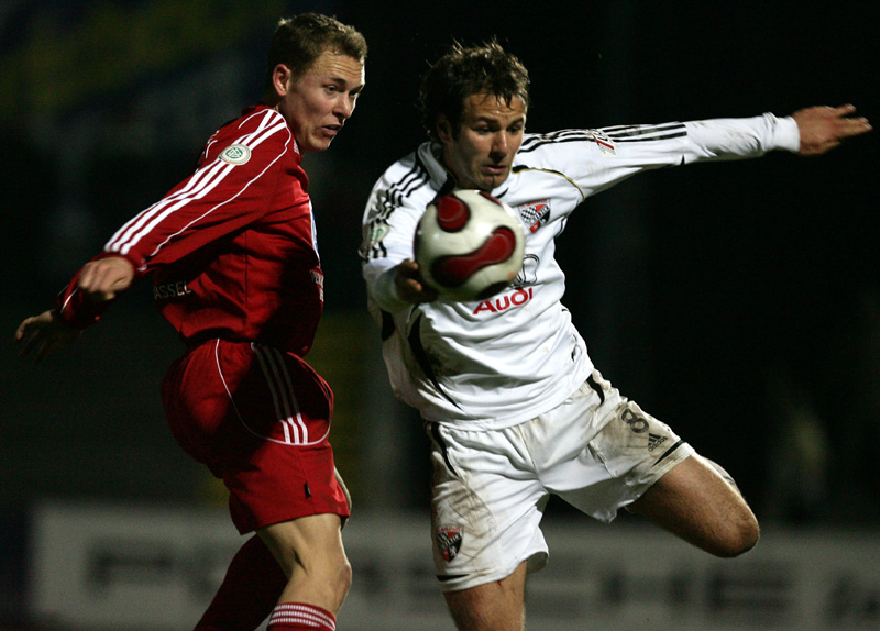 Der wiedergesundete Doninik Suslik (Hessen Kassel) im Zweikampf um den Ball gegen Tobias Schlauderer (FC 04 Ingolstadt) Der wiedergesundete Doninik Suslik (Hessen Kassel) im Zweikampf um den Ball gegen Tobias Schlauderer (FC 04 Ingolstadt)