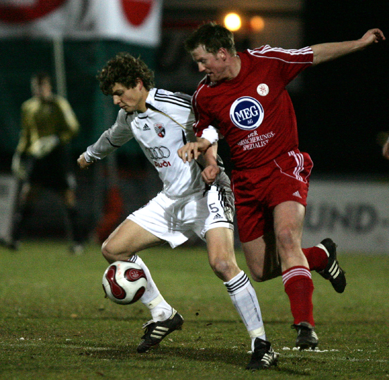 Michael Schmidberger (FC 04 Ingolstadt) im Zweikampf um den Ball gegen Thorsten Bauer (rechts)