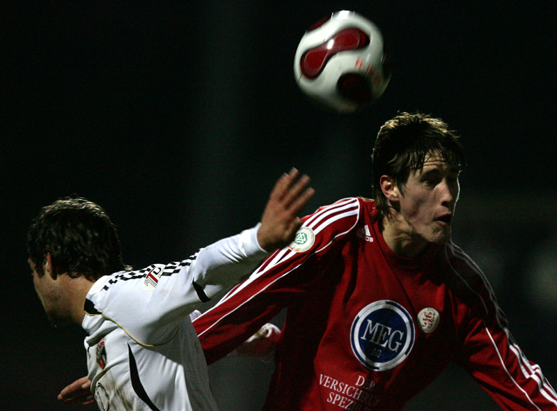 Jan Fießer/Flesser (rechts) im Kopfballduell gegen Tobias Schlauderer (FC 04 Ingolstadt)