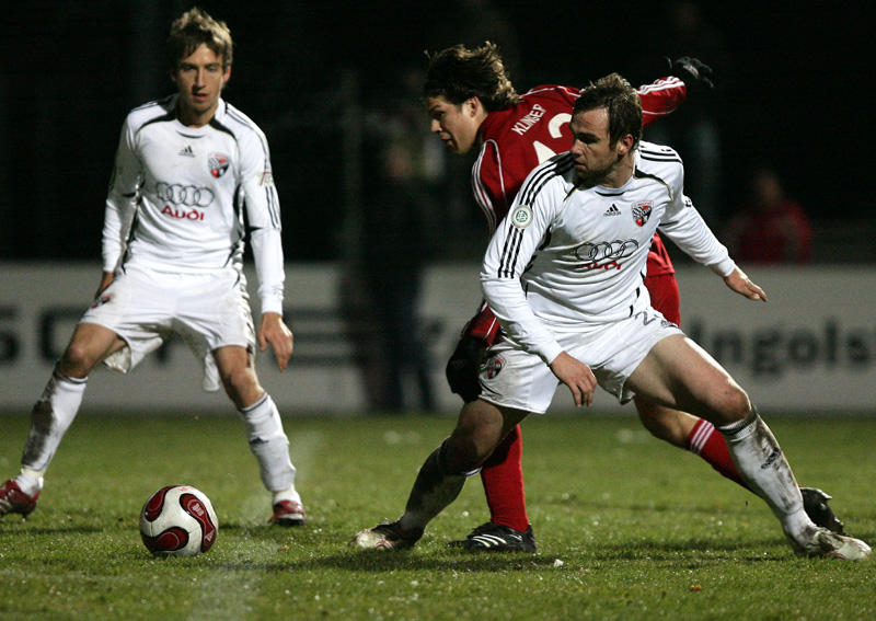 Steffen Wohlfarth (FC 04 Ingolstadt) im Zweikampf um den Ball gegen Mario Klinger