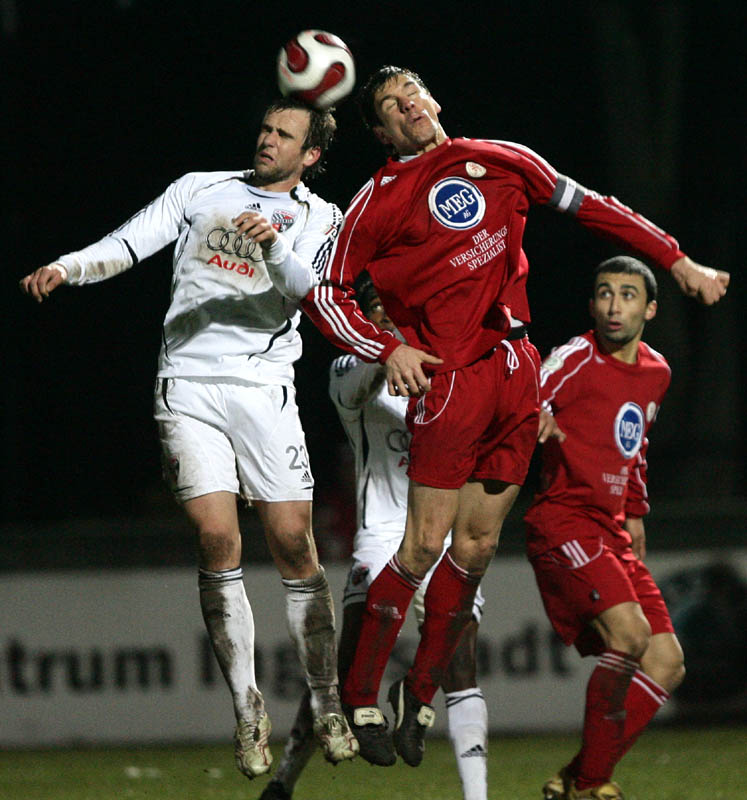 Thorsten Schönewolf (rechts) im Kopfballduell mit Steffen Wohlfarth (FC 04 Ingolstadt)