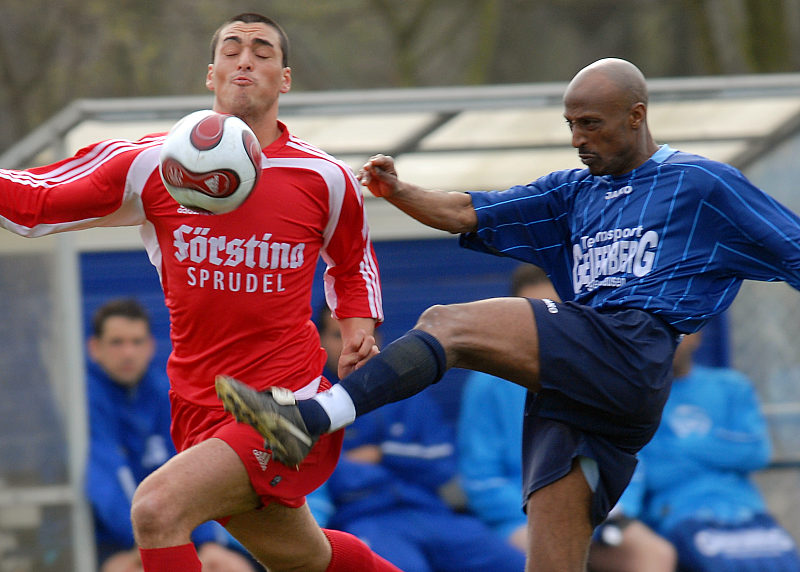 Bulut Aksoy (links) gegen Amaniel Zarai (FSV Kassel)