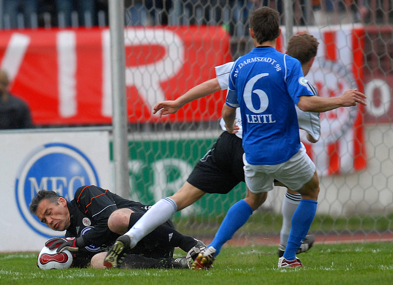 KSV Keeper Oliver Adler (links) verhindert den frühen Rückstand