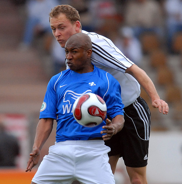 Zweikampf um den Ball zwischen Dominik Suslik und José Sebastiao da Veiga (vorne)