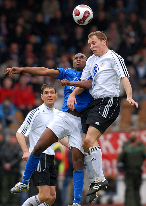 Thorsten Schönewolf (hinten) beobachtet Kopfballduell von José Sebastiao da Veiga und Dominik Suslik (rechts)