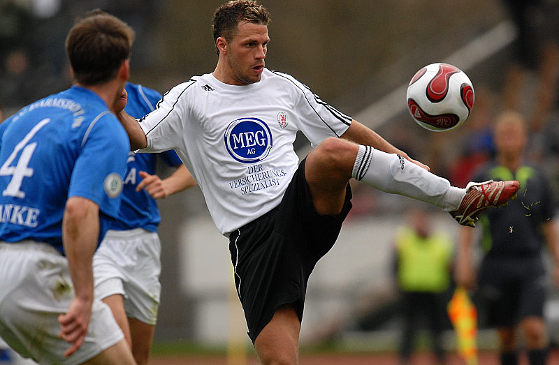 Stephan Hanke beobachtet die Ballannahme von Denis Berger (rechts)