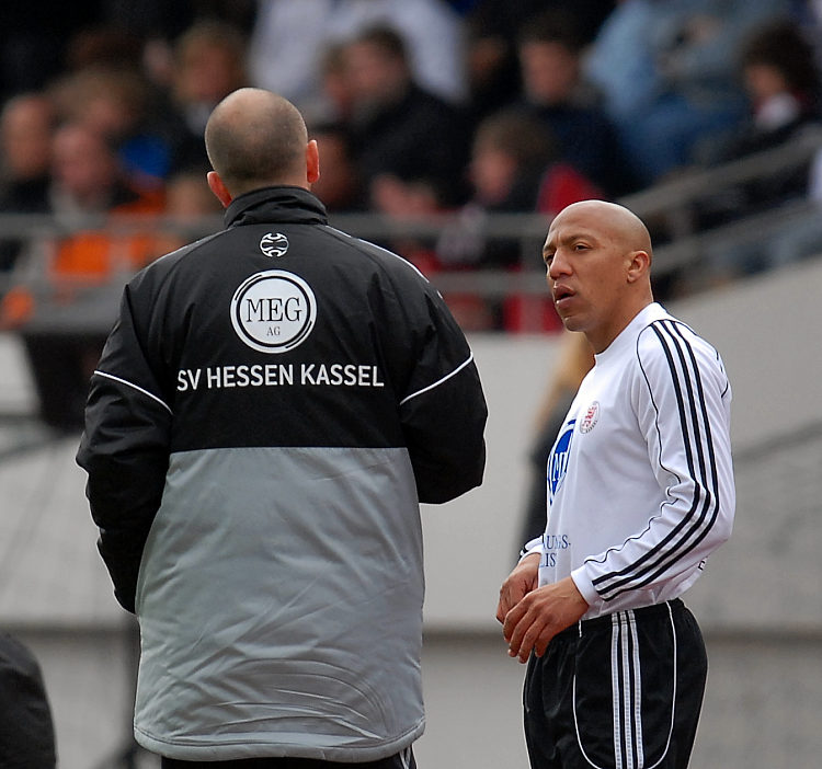 Trainer Matthias Hamann wechselt Julio Cesar (rechts) ein