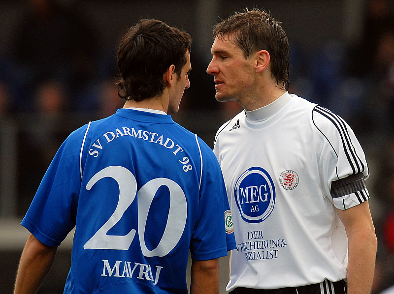 Nette Unterhaltung am Rande zwischen Mergim Mavraj und Thorsten Schönewolf (rechts)