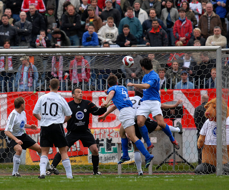 Stephan Hanke (Nummer 4) köpft das 0:1 in die Maschen