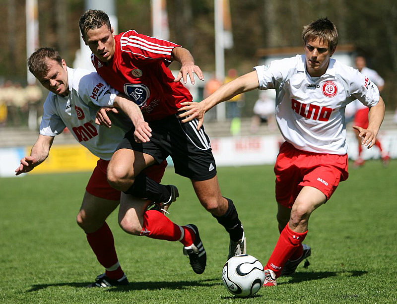 Kampf um den Ball von Denis Berger (Mitte) und Christian Deufel (li.), Fabian Gerster (re.)