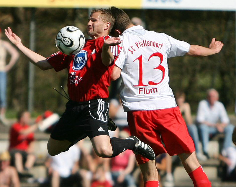 Im Luftkampf Marc Arnold am Ball gegen Johannes Flum (rechts)