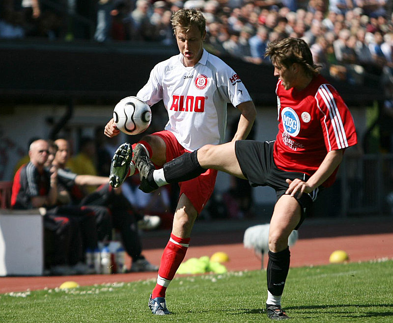 Der 1:0 Torschütze Jan Fießer gegen Mark Zeh (links)