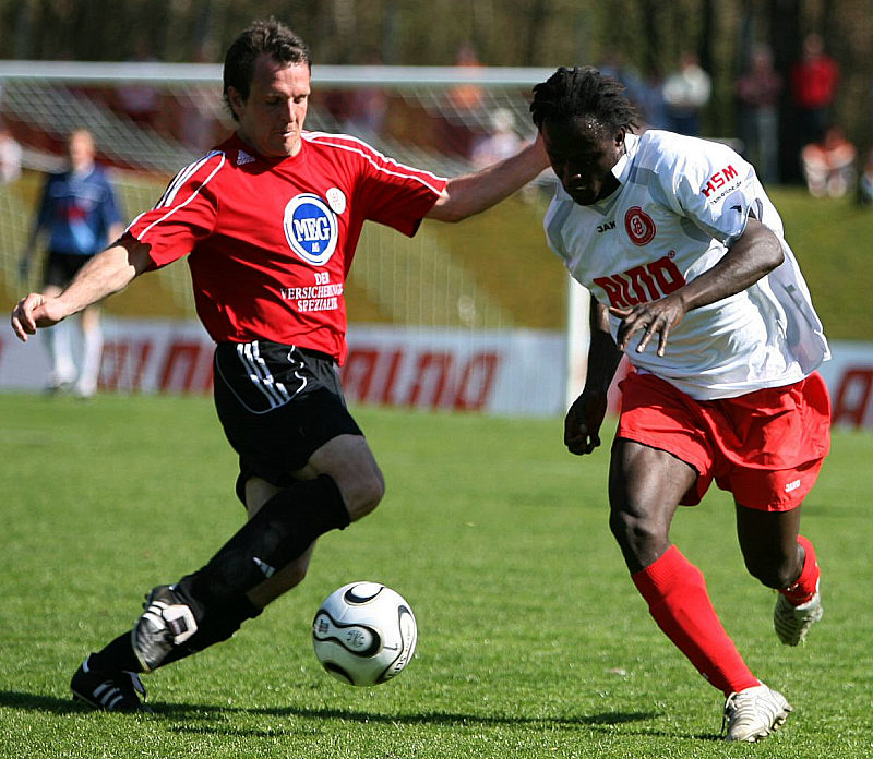 Kampf um den Ball von Mirko Dickhaut und  Eric Agyemang (rechts)