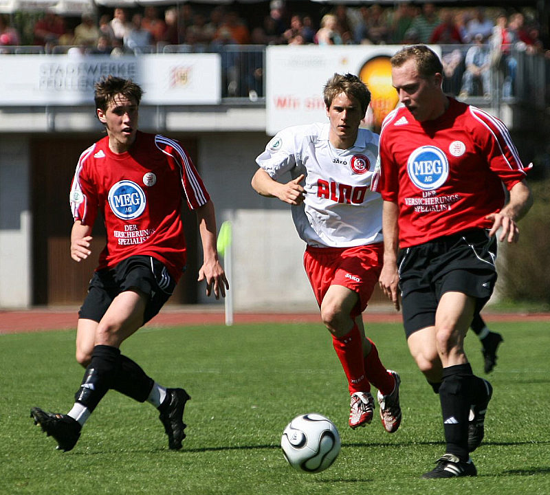 Jan Fießer (links) beobachtet Kampf um den Ball von Fabian Gerster und Dominik Suslik (rechts)