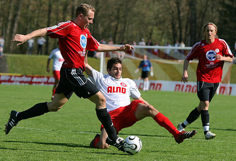 Daniel Beyer (hinten) beobachtet harten Zweikampf Dominik Suslik (links) gegen Leandro Grech