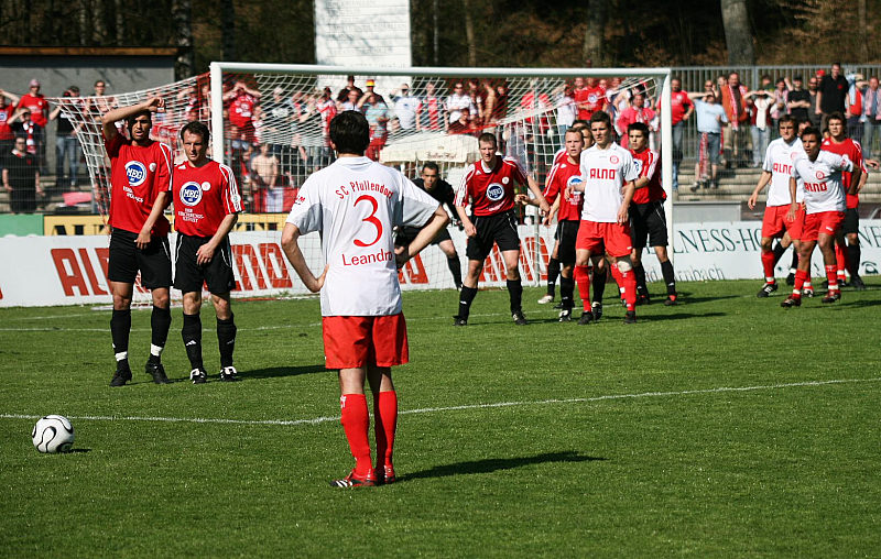 Freistoß SC Pfullendorf durch Leandro (3), Johannes Flum, Matthias Kiefer, Marcel Rapp (SCP, v.li.)