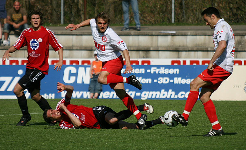 Mario Klinger (links) Ivica Lucic (mitte), Neno Rogosic (re.) und Torschütze zum 2:1 Thorsten Schönewolf am Boden