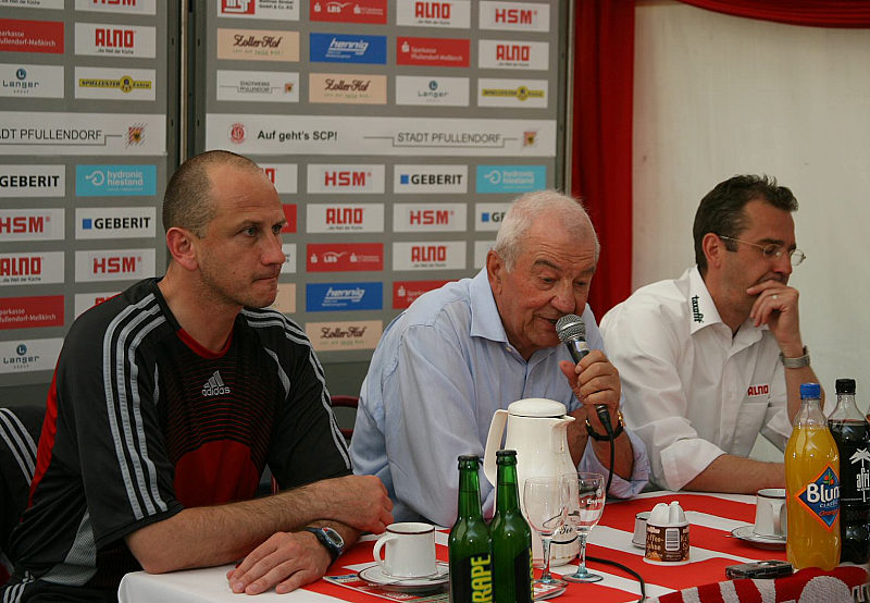 Pressekonferenz: Matthias Hamann (li.), Hans-Hermann Krane (Manager SCP) und Michael Feichtenbeiner (Trainer SCP, v.li.)