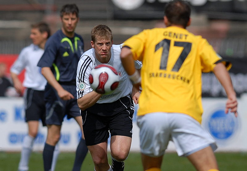 Blick zum Ball Thorsten Bauer gegen Alexis Genet (rechts)