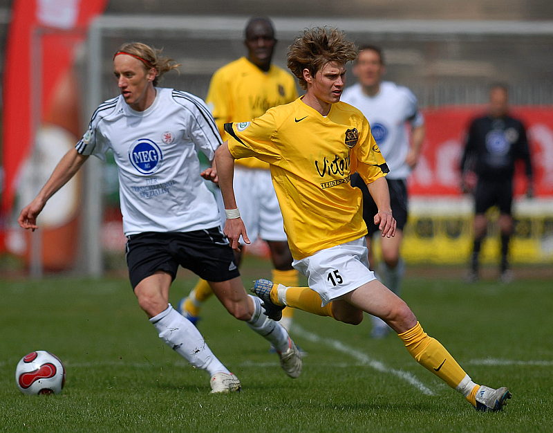 Daniel Beyer gewinnt Zweikampf gegen den Saarbrücker Stephan Kling (rechts)