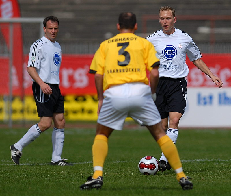 Mirco Dickhaut (hinten) beobachtet den Zweikampf von Dominik Suslik und Marco Gerhardt