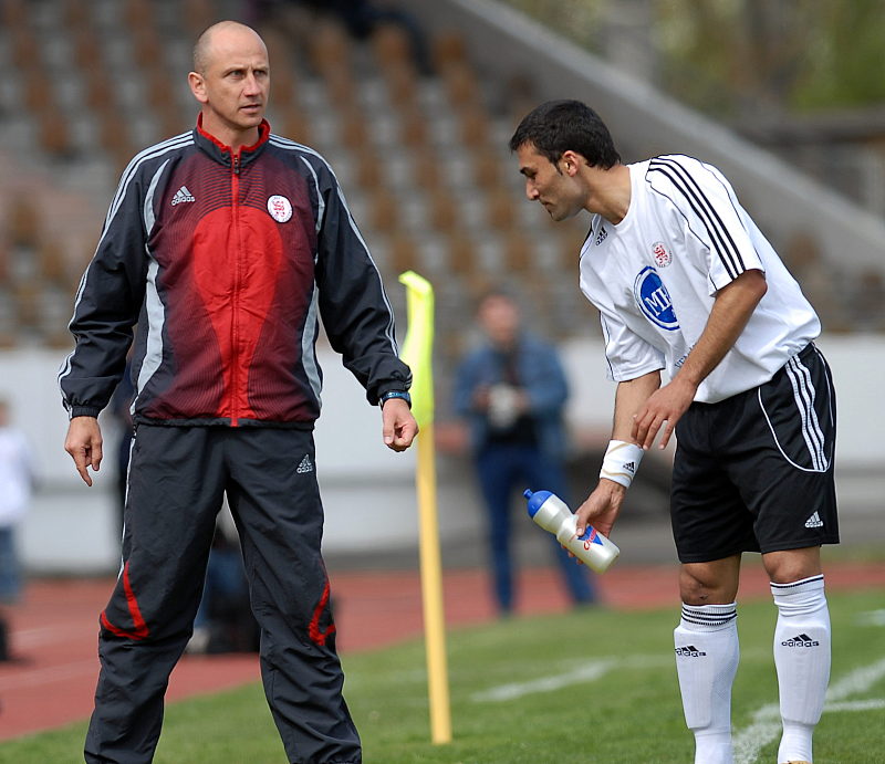 Trainer Matthias Hamann mit Anweisungen an Turgay Gölbasi (rechts)