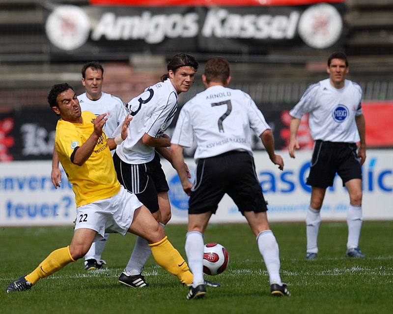 Mahir Saglik (links) gegen Mario Klinger und Marc Arnold