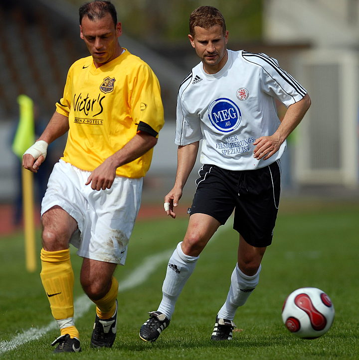 Marco Gebhardt (links) gegen den Torschützen zum 2:0 Marc Arnold